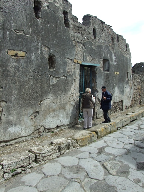 VI.16.27 Pompeii. March 2009. Looking east along corridor leading to peristyle. North wall, with doorways to Rooms 1 and Stairs to Upper Floor.