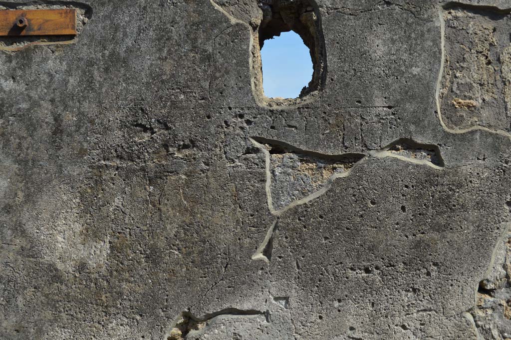 VI.16.27 Pompeii. March 2019. Detail from front fa�ade on north side of entrance doorway.
Foto Taylor Lauritsen, ERC Grant 681269 D�COR.
