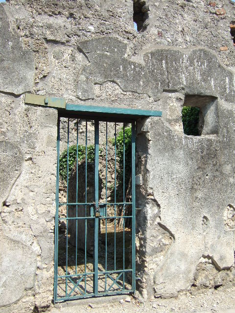 VI.16.27 Pompeii. March 2009. Stairs to upper floor, next to Room 1.