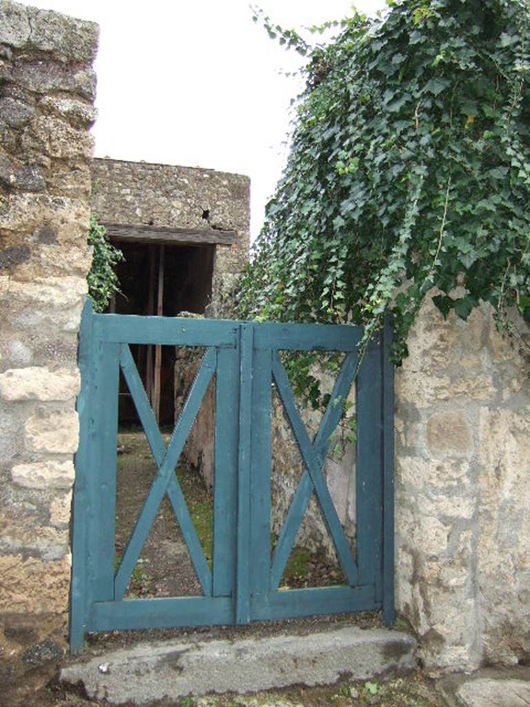 VI.16.28 Pompeii. September 2004. Looking along fauces to atrium.