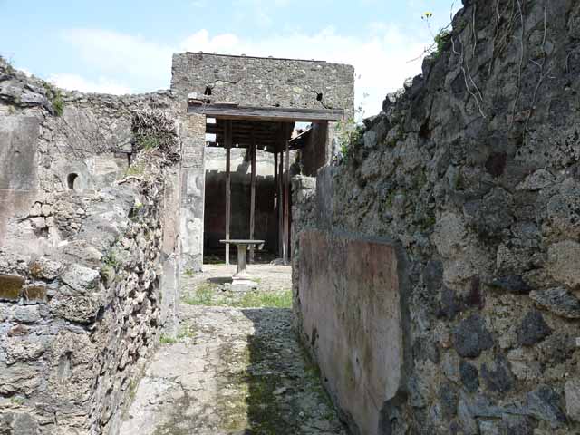 VI.16.28 Pompeii. March 2009. Room 1, doorway to small room on north side of fauces.