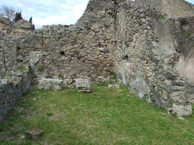 VI.16.29 Pompeii.  March 2009.  Room 7, Remains of hearth against east wall.