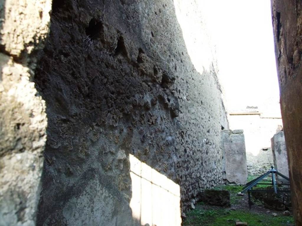VI.16.30 Pompeii. December 2004. Looking east from entrance doorway.