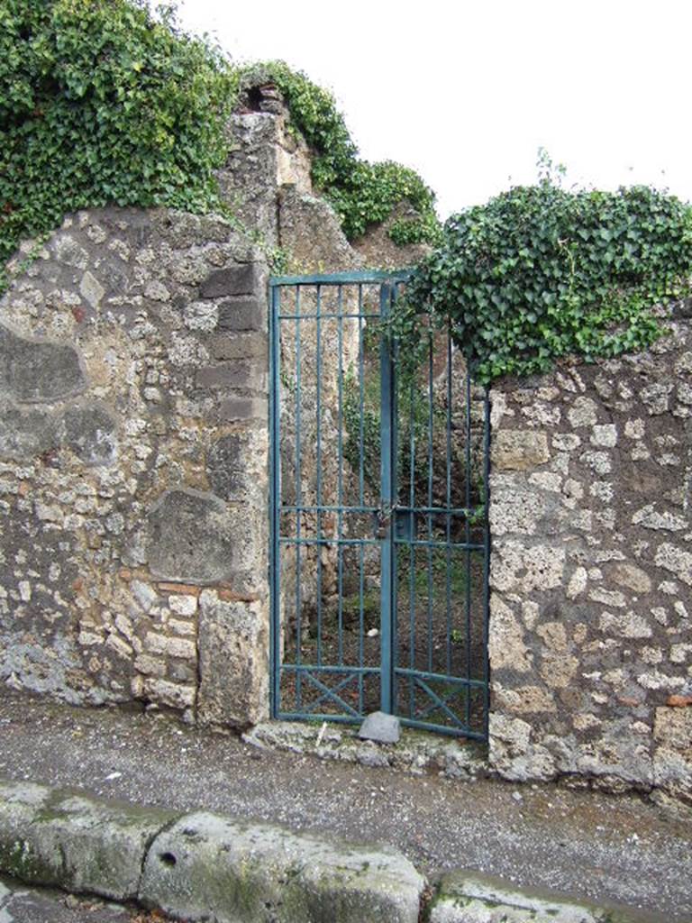 VI.16.31 Pompeii. December 2005. Entrance doorway, looking east. According to NdS, when discovered this doorway was without a threshold. See Notizie degli Scavi di Antichit�, 1908, (p. 285-287).