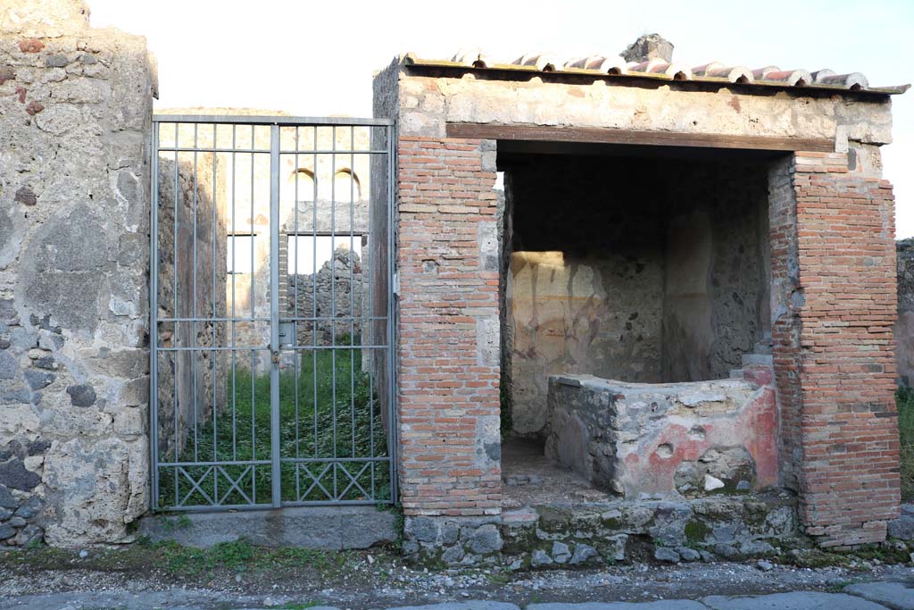 VI.16.32 Pompeii. December 2018.
Looking east to entrance doorway with large threshold of lava, on left. Photo courtesy of Aude Durand.