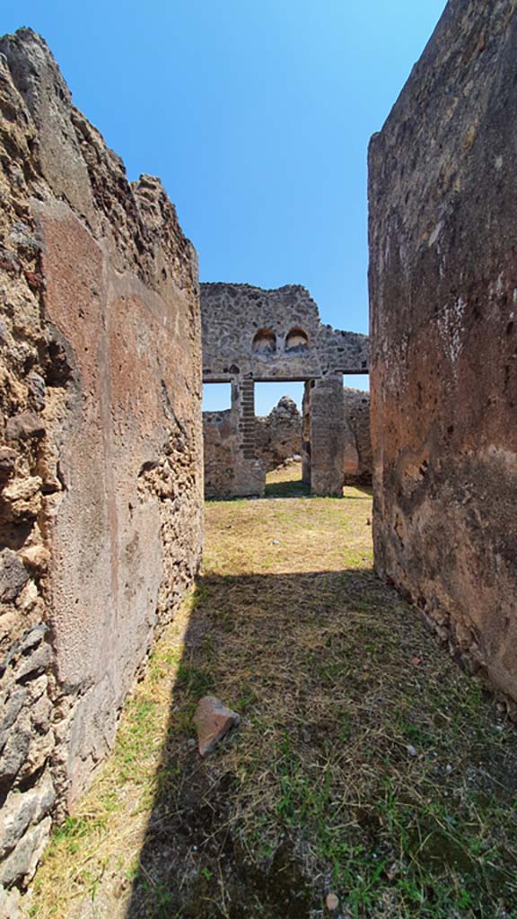 VI.16.3 Pompeii. July 2021.
Looking east along entrance corridor, towards atrium B.
Foto Annette Haug, ERC Grant 681269 DÉCOR.