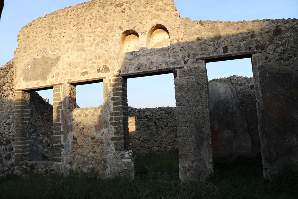VI.16.32 Pompeii. December 2018.
Room B, east wall of atrium with doorway to room F, garden area with niches above. Photo courtesy of Aude Durand.
