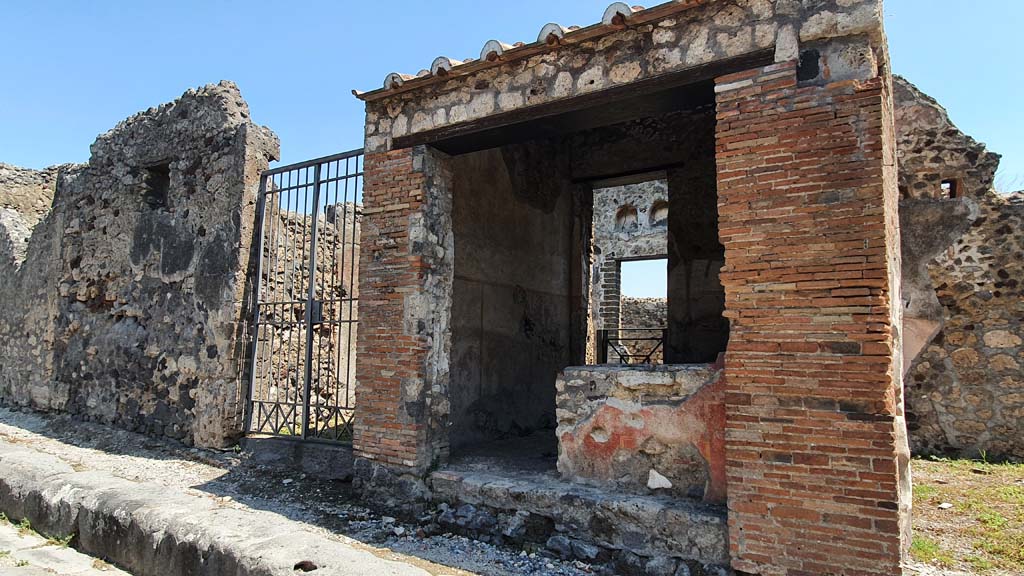 VI.16.33 Pompeii. July 2021. 
Looking east on Vicolo dei Vettii, towards doorway to VI.16.32, on left, and entrance doorway to bar-room, on right.
Foto Annette Haug, ERC Grant 681269 D�COR.
