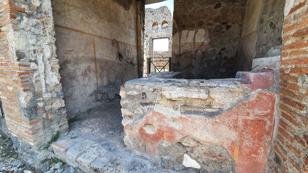 VI.16.33 Pompeii. July 2021. Looking east through entrance doorway.
Foto Annette Haug, ERC Grant 681269 D�COR.

