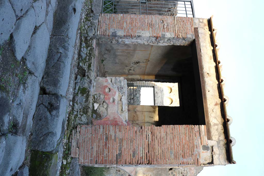 VI.16.33 Pompeii. May 2005.  Painted plaster on west exterior side of counter.