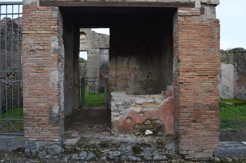 VI.16.33 Pompeii. March 2018. Looking east towards entrance doorway.
Foto Taylor Lauritsen, ERC Grant 681269 D�COR.
