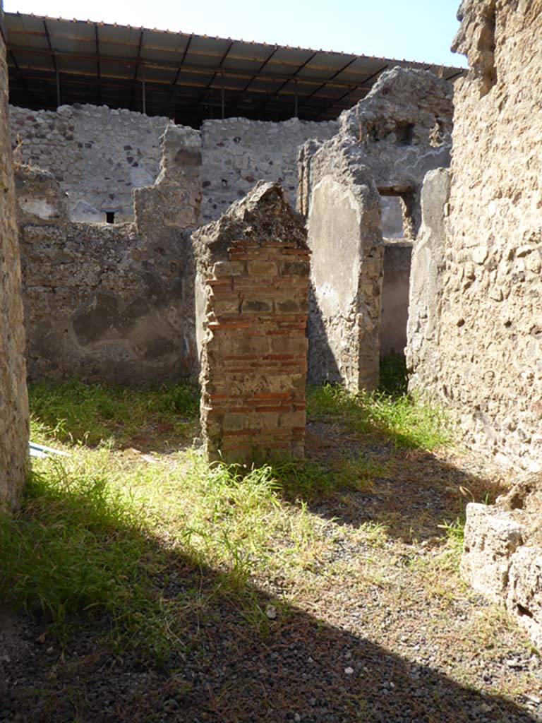 VI.16.7 Pompeii. September 2015. Services area.
Looking west from doorway towards dormitory or storeroom and corridor to rear entrance at VI.16.38.
Foto Annette Haug, ERC Grant 681269 D�COR.
