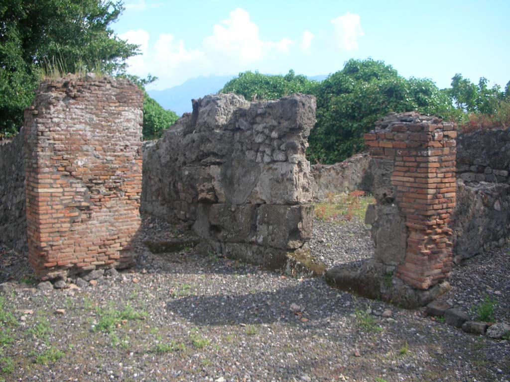 VI.17.1 Pompeii. May 2010.
Detail of walling of room in south-west corner, with corridor to VI.17.3/4, centre left. Photo courtesy of Ivo van der Graaff.
