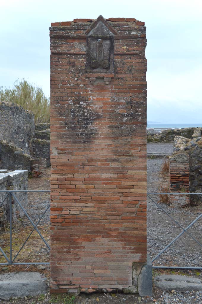 VI.17.4, on left, and VI.17.3, on right, Pompeii. Brick pilaster between entrances. 
Foto Taylor Lauritsen, ERC Grant 681269 D�COR.

