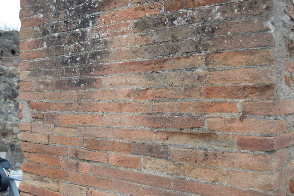 Pilaster below phallus between VI.17.4 and VI.17.3, Pompeii. March 2018. Detail of masonry, looking south.
Foto Taylor Lauritsen, ERC Grant 681269 D�COR
