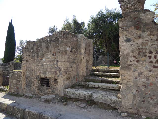 VI.17.13.Pompeii. House of C. Nivillio or Casa a Tre Piani. December 2005. Looking west.