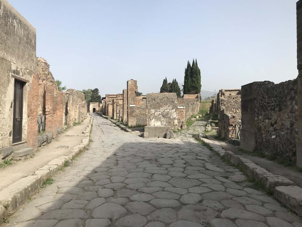VI.17.21, Pompeii, on left. April 2019. Looking north on Via Consolare (on left) and Vicolo di Narciso (on right).
Photo courtesy of Rick Bauer.