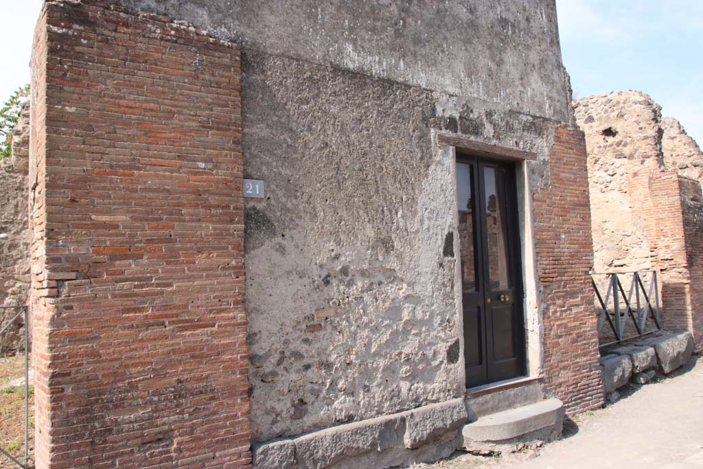 VI.17.21, Pompeii. September 2021.
Looking west to entrance of shop with original full-width threshold or sill. Photo courtesy of Klaus Heese.
