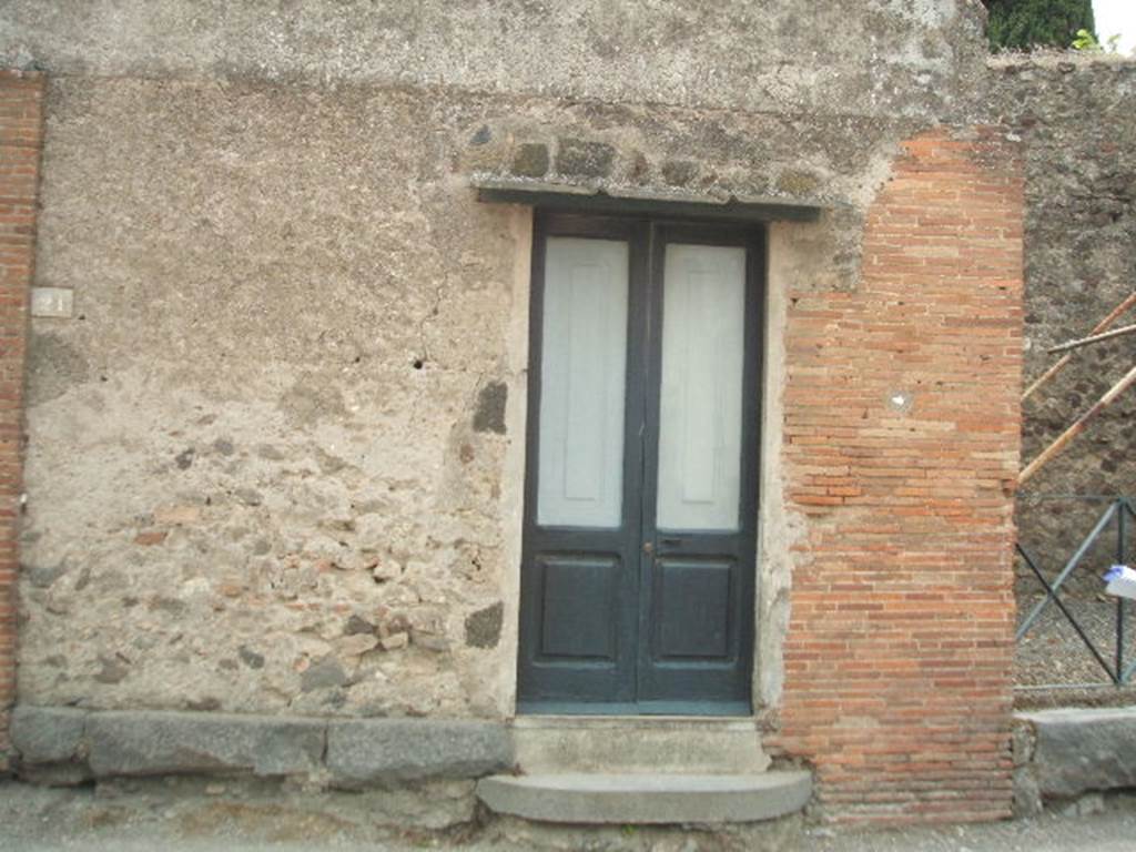VI.17.21 Pompeii. May 2005. Looking west to entrance of shop, with original full-width threshold or sill. According to Fiorelli the dwelling at VI.17.23/25 had six shops attached to it, along the Via Consolare.
According to Breton
On the street in front of the peristyle is a small building established and restored on the site of a shop; in this single room are exposed the four bodies moulded in 1863 by the process invented by Commander Fiorelli.
See Breton, Ernest. 1870. Pompeia, Guide de visite a Pompei, 3rd ed. Paris, Guerin. (p.280), and description of the plaster-casts when they were in the building (p.280-81).
(Note: Breton wrote these words in 1870, the plaster casts are no longer on display here).
