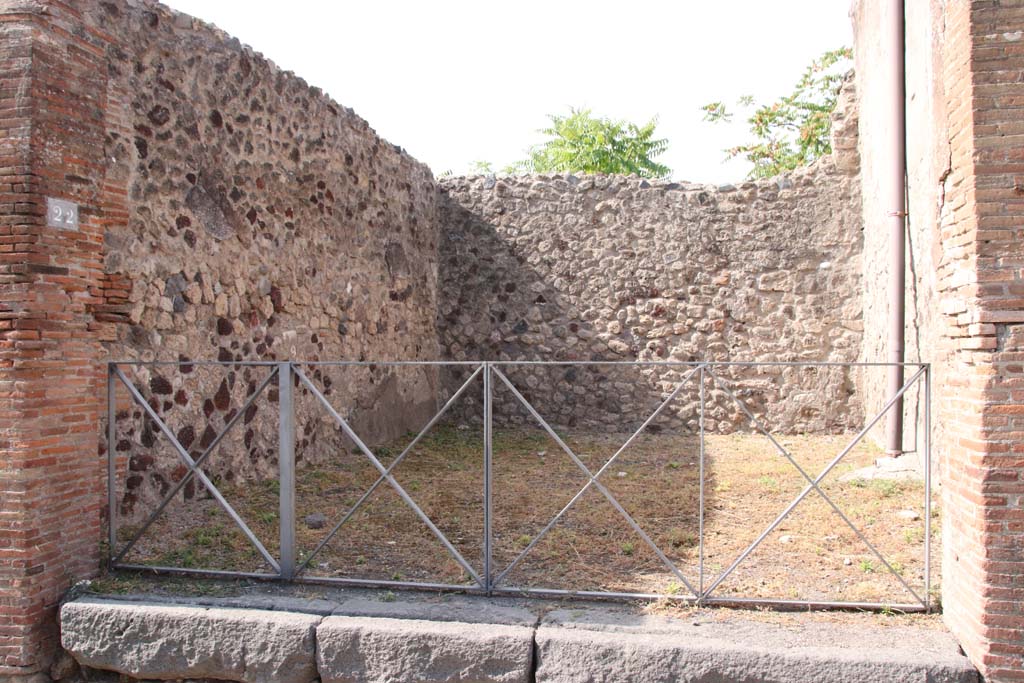 VI.17.22 Pompeii. September 2021. Looking west through entrance doorway. Photo courtesy of Klaus Heese.


