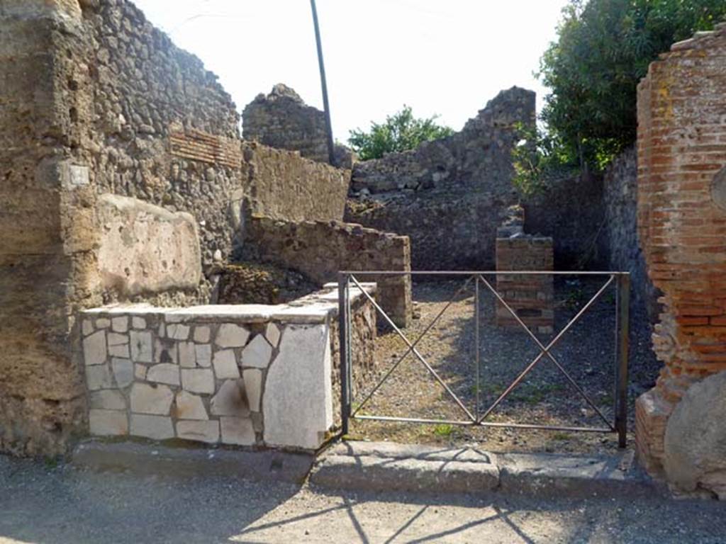 VI.17.31 Pompeii. May 2011. Looking west to entrance doorway. Photo courtesy of Michael Binns. According to Fiorelli �
�Una taberna attigua all�indicato edifizio, faceva parte del caseggiato che fa seguito. Ha il podio per la vendita, la bocca della cisterna, la scaletta dell�ammezzato, e nel fondo due celle per gli avventori.�
See Fiorelli, G. (1875). Descrizione, (p.434)
See Pappalardo, U., 2001. La Descrizione di Pompei per Giuseppe Fiorelli (1875). Napoli: Massa Editore. (p.159)
(translation � "A bar adjacent to the designated building, which was part of the house that followed. It had a sales podium/bench, a cistern-mouth, the stairs up to the mezzanine, and at the rear two rooms for the customers. "
