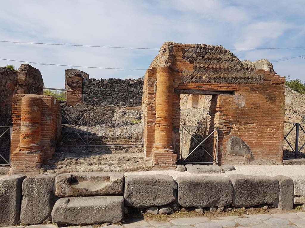 VI.17.36-35 Pompeii. September 2021.
Looking west from Via Consolare towards entrance doorway with a brick half round column on each side. Photo courtesy of Klaus Heese.