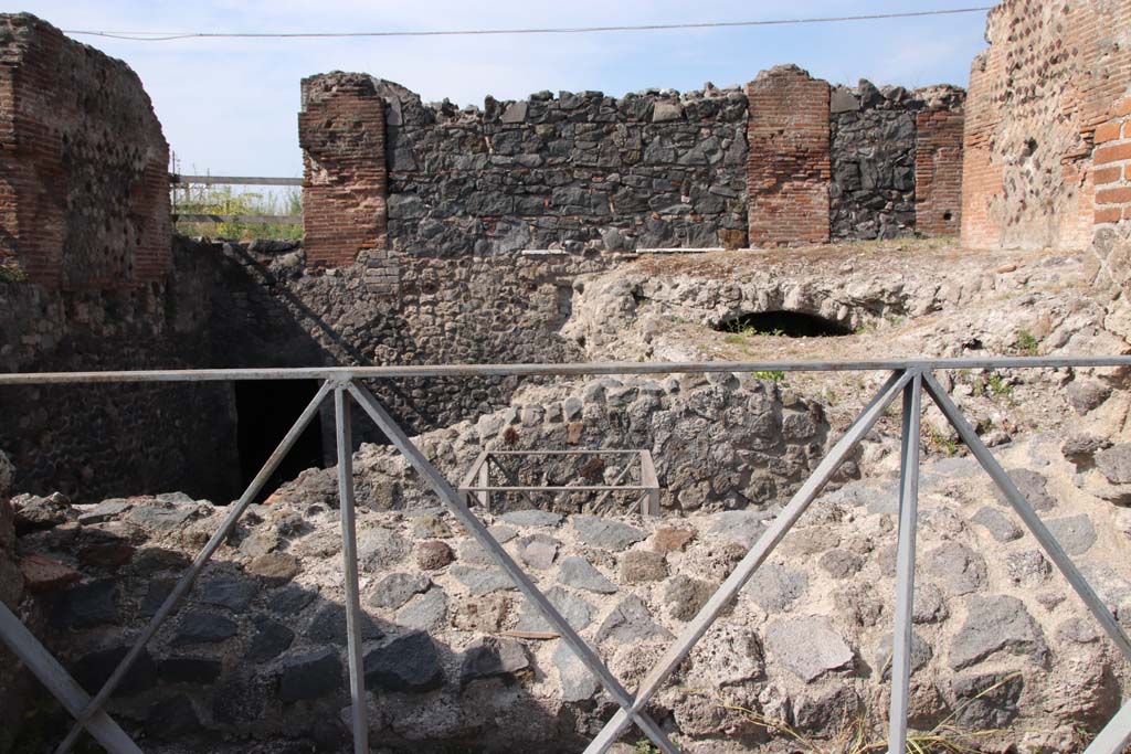 VI.17.36 Pompeii. September 2021.
Looking west at the different levels. The atrium floor is no longer there but would have been above these lower rooms.
On its west side, the atrium would have had three doorways, one larger central and two side doorways leading to the peristyle area.
Photo courtesy of Klaus Heese.
