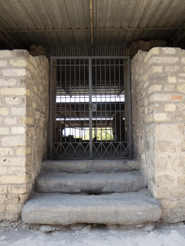 VI.17.41 Pompeii. September 2017. Entrance doorway with steps
Foto Annette Haug, ERC Grant 681269 D�COR.
