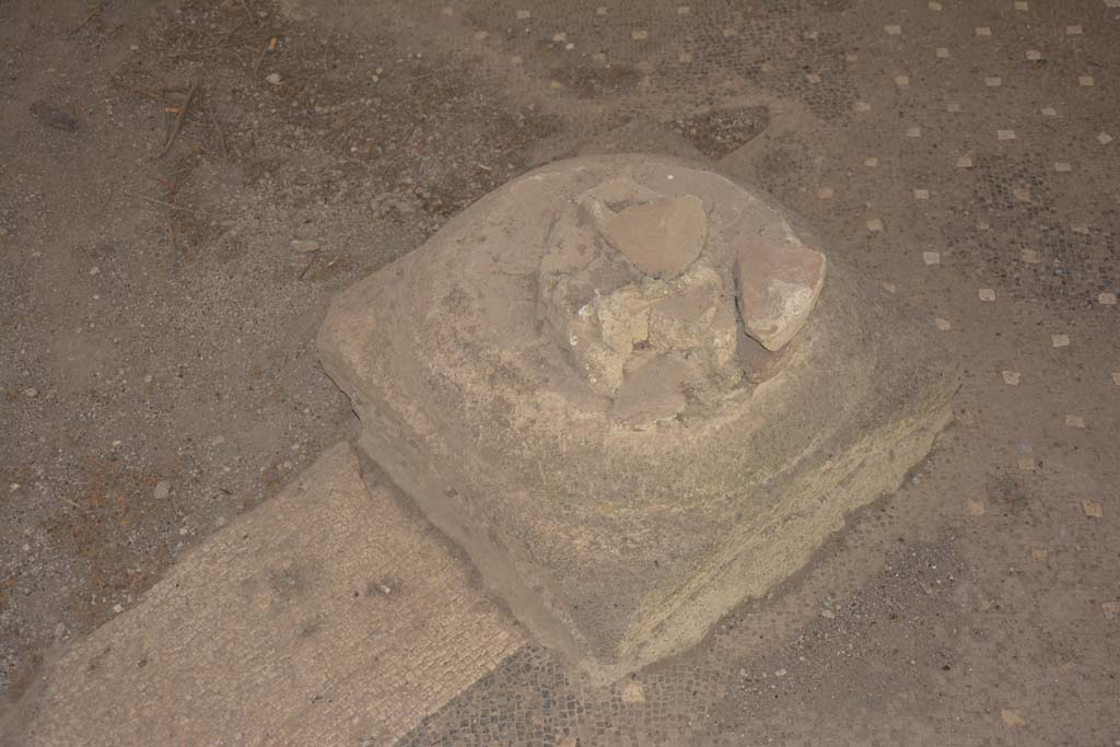 VI.17.41 Pompeii. September 2019. Detail of column base on corner of impluvium in atrium.
Foto Annette Haug, ERC Grant 681269 D�COR.
