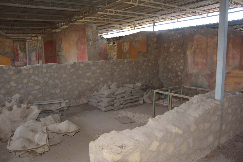 VI.17.41 Pompeii. September 2019. 
Looking over dividing rear south wall into rooms in VI.17.42 from triclinium on south side of atrium. 
The only remaining painted decoration surviving in the triclinium can be seen on the west wall, on right.
Foto Annette Haug, ERC Grant 681269 D�COR.

