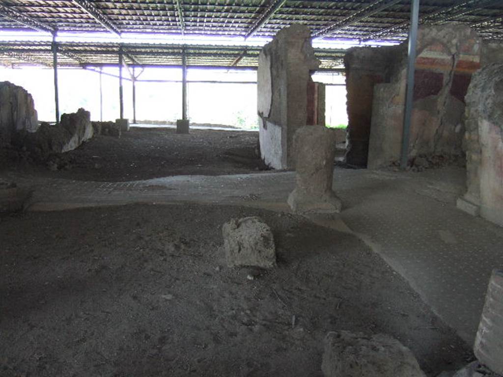 VI.17.41 Pompeii. May 2006. Looking west across north side of atrium, towards tablinum in centre. On the right of the tablinum is the doorway into a small cubiculum, and then the open doorway into the north ala.