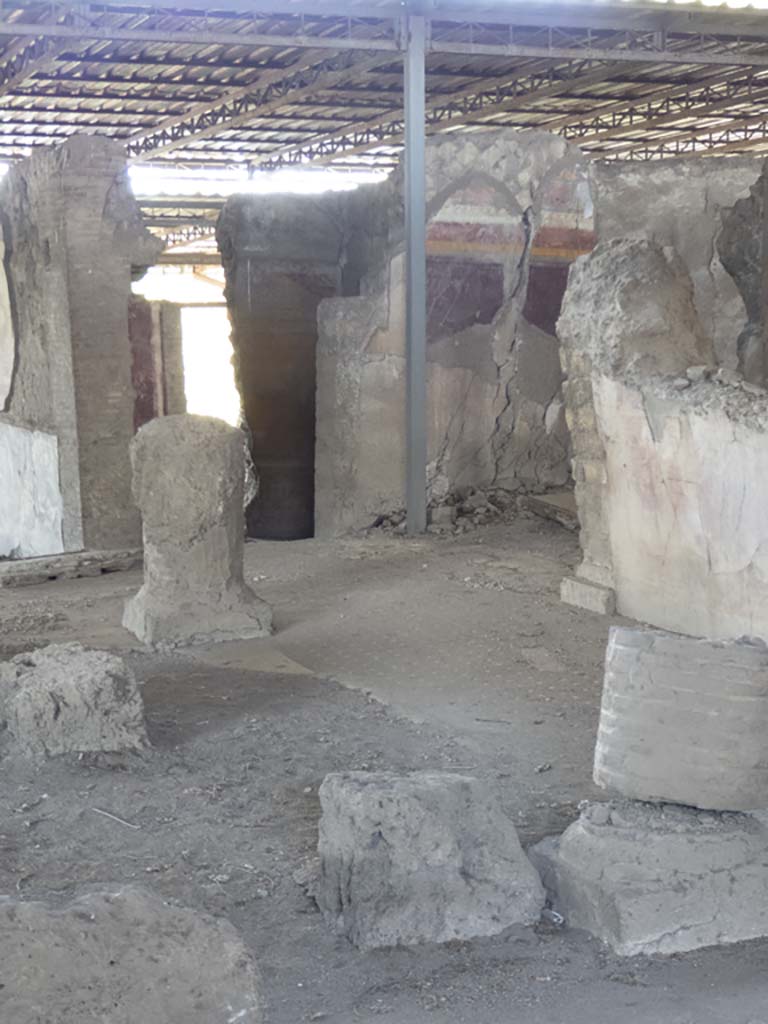 VI.17.41 Pompeii. September 2017.
Looking north-west across impluvium in atrium towards doorway to small cubiculum and north ala.
Foto Annette Haug, ERC Grant 681269 DÉCOR.