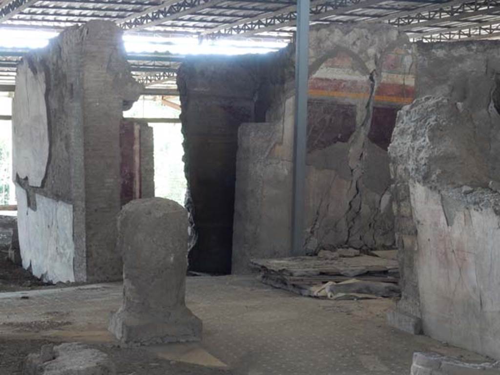 VI.17.41 Pompeii. May 2015.
Looking north-west across atrium towards tablinum, small cubiculum and north ala, from entrance doorway. Photo courtesy of Buzz Ferebee.