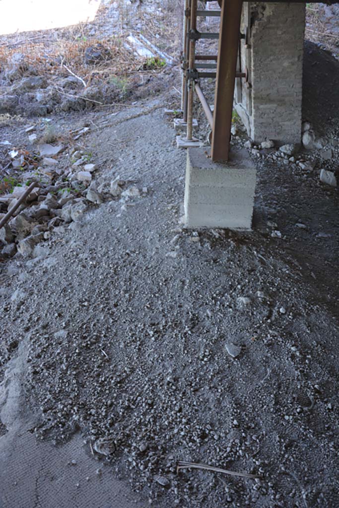 VI.17.41 Pompeii. September 2019.
Looking north along portico flooring on west side of rear rooms.
Foto Annette Haug, ERC Grant 681269 DÉCOR.