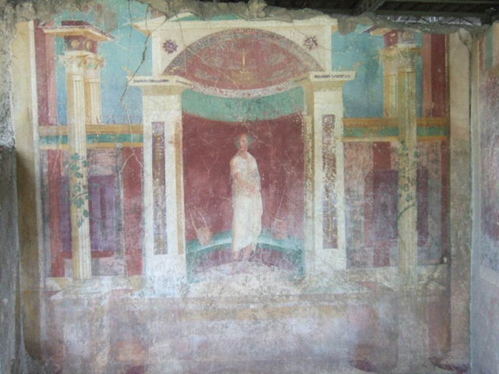 VI.17.41 Pompeii. May 2006.
East wall of exedra 18 on north side of cubiculum 17. Architectural painting of robed figure in an apse on east wall.