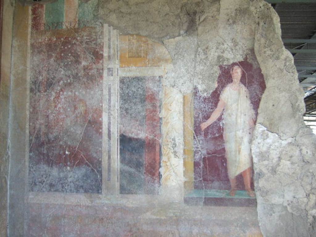 VI.17.41 Pompeii. May 2006. South wall of exedra 18 on north side of cubiculum 17. Architectural painting with robed figure.
