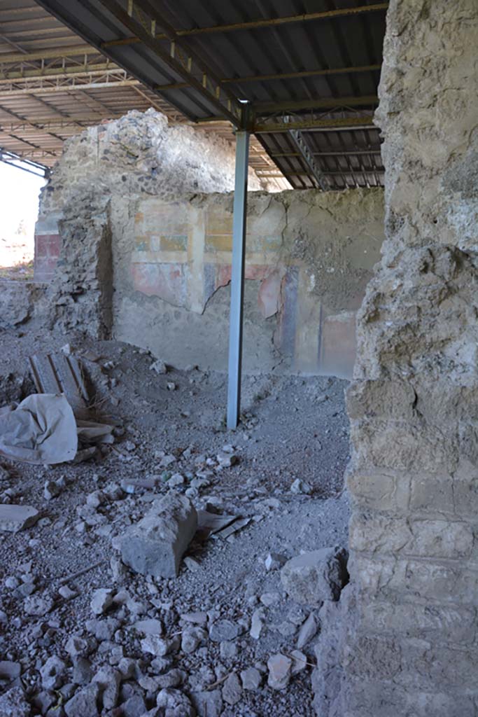 VI.17.41 Pompeii. September 2019.
Looking east to remaining east wall of triclinium 20 on north side of exedra 18.
Foto Annette Haug, ERC Grant 681269 DÉCOR.