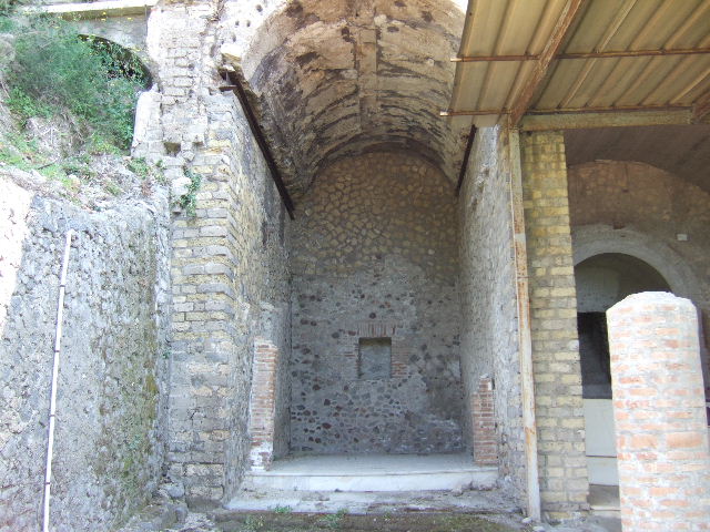 VI.17.42 Pompeii. Oecus 32. Garden fresco from east wall. Inventory number 40691. Photograph courtesy of Stefano Bolognini (Own work) via Wikimedia Commons.
