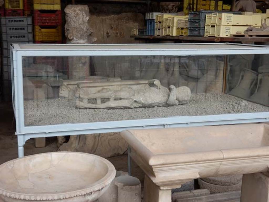 VI.17.42 Pompeii. May 2015. Plaster cast of child found with other victims of the eruption on display in VII.7.29 in the forum.
Photo courtesy of Buzz Ferebee.