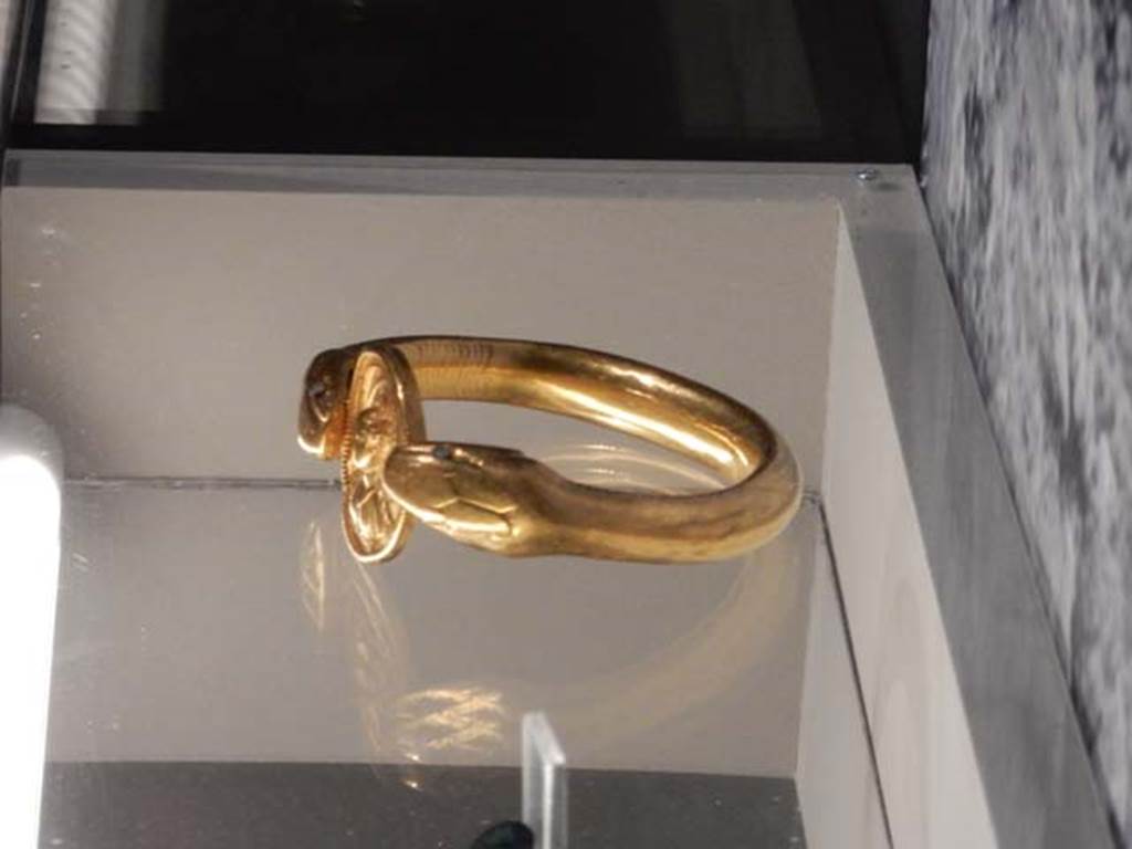 VI.17.42, Pompeii, May 2018. Detail of golden bracelet. Parco Archeologico di Pompei, inventory number 14268.
Photo courtesy of Buzz Ferebee.