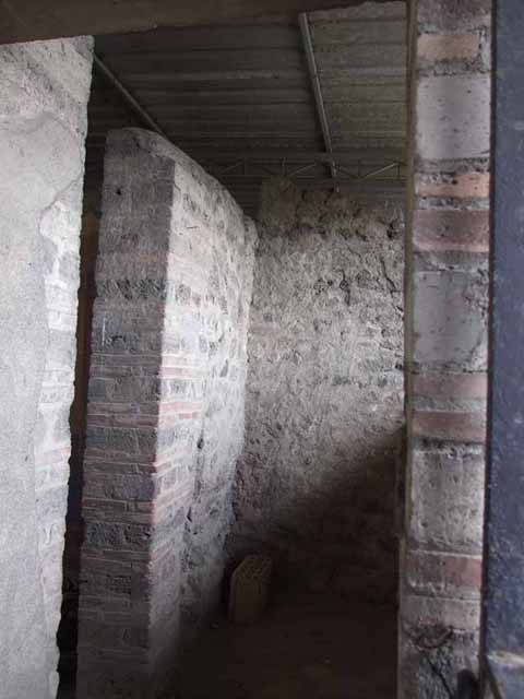 VI.17.42 Pompeii. September 2004. Painted plaster on north side of atrium 4, west of triclinium 6.
