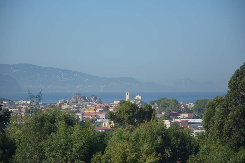 VI.17.42 Pompeii. September 2019. Looking south-west from rear terrace over the view to the Sorrentine peninsula.
Foto Annette Haug, ERC Grant 681269 DÉCOR.

