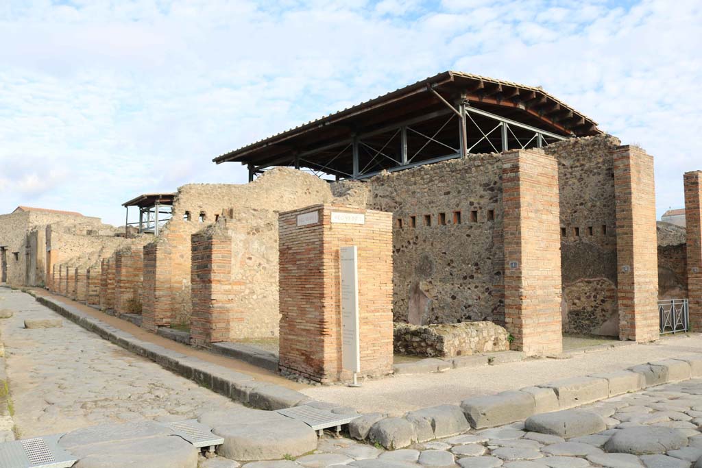 VII.1.1 Pompeii, centre right. December 2018. Looking north-east towards entrance to shop, linked to VII.1.62, centre left.
Vicolo del Lupanare, on left, Via dell’Abbondanza, lower right. Photo courtesy of Aude Durand.