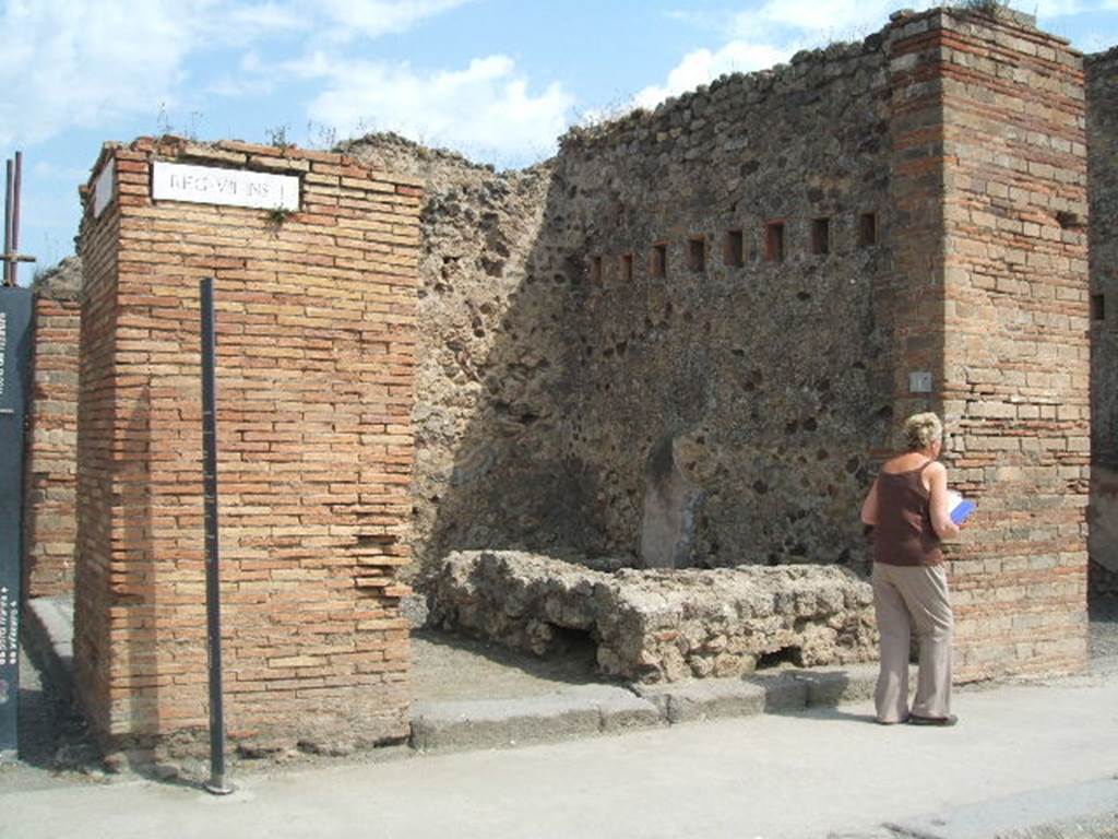 VII.1.1 Pompeii. May 2005. Entrance on Via dell�Abbondanza. In June 1855, according to PAH II, 608, graffiti was found on the last pilaster. (Bull.Nap N.S 1856,n.77(1855, pp17-24). Found on the south-west side of VII.1 were

Ceium  Secundum
II vir(um)  i(ure)  d(icundo)  Postumiu[s     [CIL IV 775]

Q(uintum)  Postumium  Proculum  aed(ilem)  o(ro)  v(os)  f(aciatis)    [CIL IV 782]

Pansam aed(ilem)   [CIL IV 777]

See Pagano, M. and Prisciandaro, R., 2006. Studio sulle provenienze degli oggetti rinvenuti negli scavi borbonici del regno di Napoli.  Naples : Nicola Longobardi.  (p.172)
