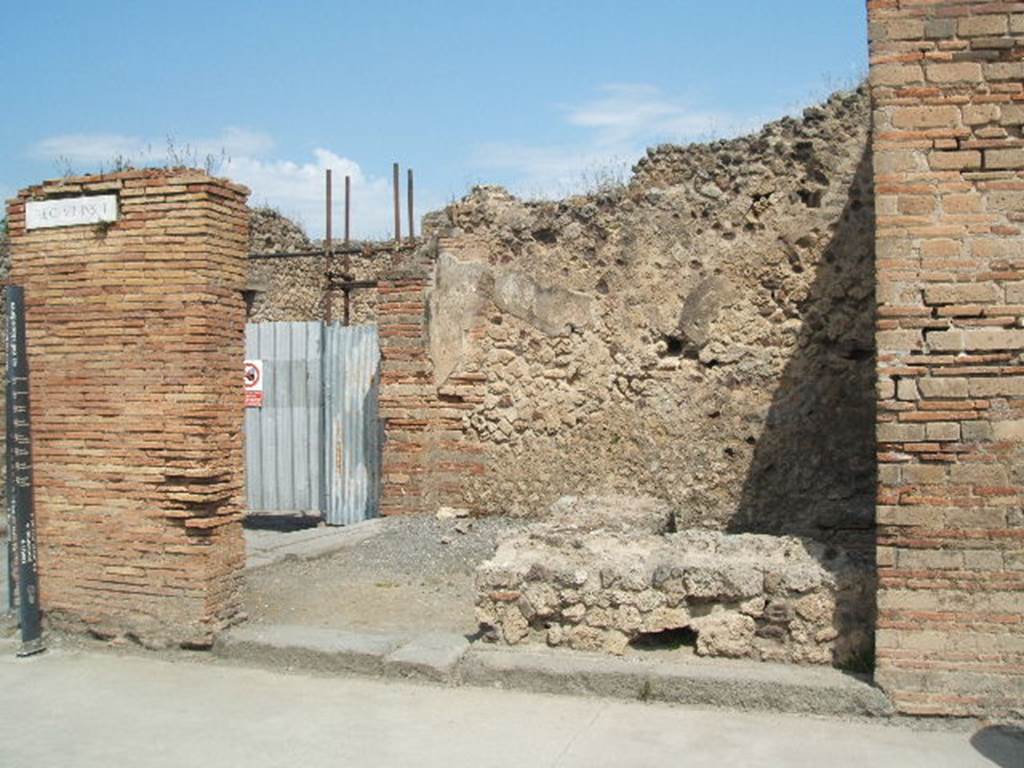 VII.1.1 Pompeii. May 2005. Entrance on Via dell’Abondanza. Looking north-west towards other entrance at VII.1.62.