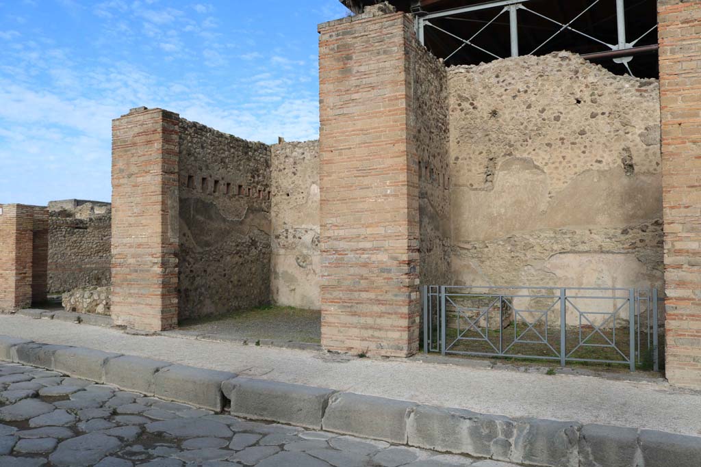 VII.1.1 Pompeii, on left, VII.1.2, centre, and VII.1.3, on right. December 2018.
Looking north on Via dell’Abbondanza. Photo courtesy of Aude Durand.
