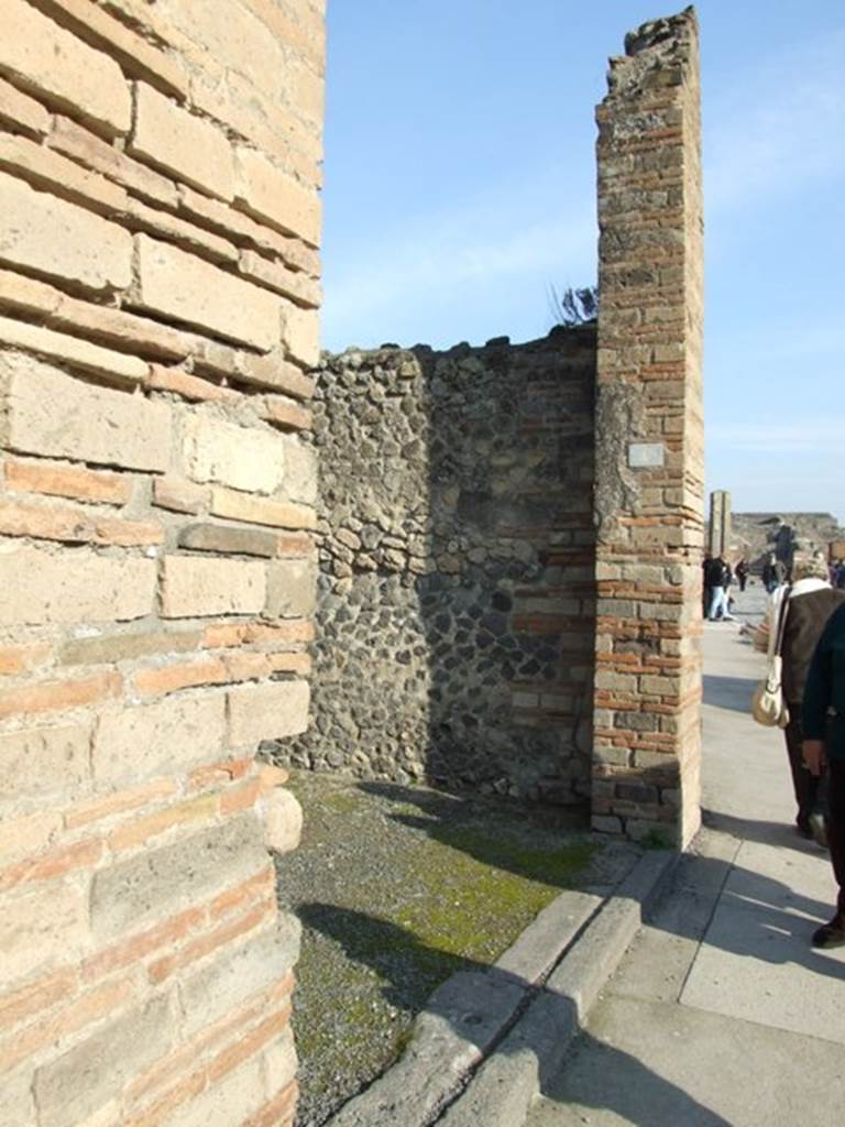 VII.1.4 Pompeii. December 2007.  Entrance, looking east along Via dell�Abbondanza. In June 1855, various painted graffiti were found on the pilaster between VII.1.3 and 4, on the left.

Holconium  aed(ilem)  o(ro)  v(os)  f(aciatis)  Clodius   [CIL IV 752]

[L(ucium)]  Popidium  [L(uci)]  f(ilium)   [CIL IV 779]

Popidium  aed(ilem)
Proculus  rog(at)    [CIL IV 727]

See Pagano, M. and Prisciandaro, R., 2006. Studio sulle provenienze degli oggetti rinvenuti negli scavi borbonici del regno di Napoli. Naples : Nicola Longobardi.  (p.173)

According to Della Corte, he believed the owner of the workshop to be Clodius, and possibly his workers were cloakmakers?, due to the recommendations found on the pilaster between VII.1.3 and VII.1.4.

Clodius (rogat)   [CIL IV 752] (see above)

Gavium Rufum
[...]
Sagari rog(ant)   [CIL IV 753]

See Della Corte, M., 1965.  Case ed Abitanti di Pompei. Napoli: Fausto Fiorentino. (p.231)
