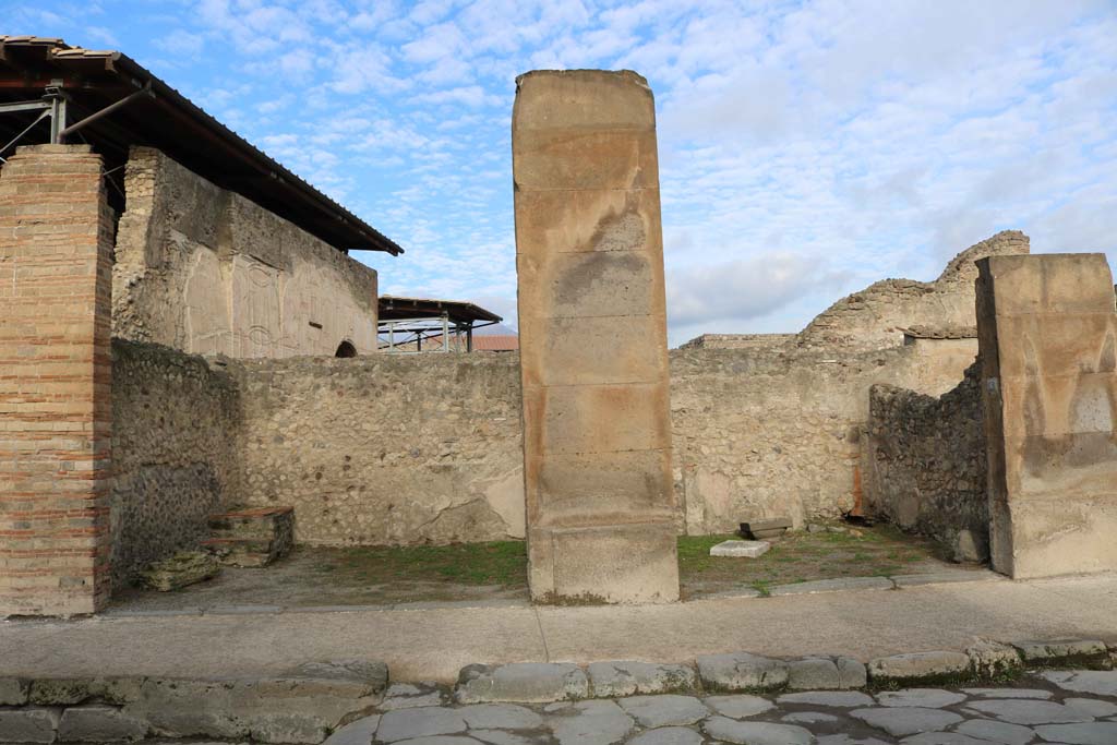 VII.1.5, Pompeii, on left, VII.1.6, on right. December 2018. Looking north on Via dell�Abbondanza. Photo courtesy of Aude Durand.