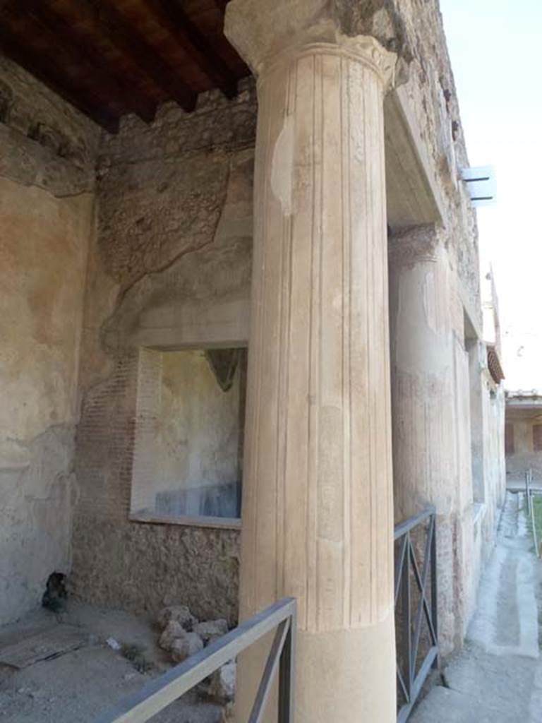 VII.1.8 Pompeii. June 2012. Room R, bowling players� room. Looking past central column towards east wall with window into room Q. Photo courtesy of Michael Binns.