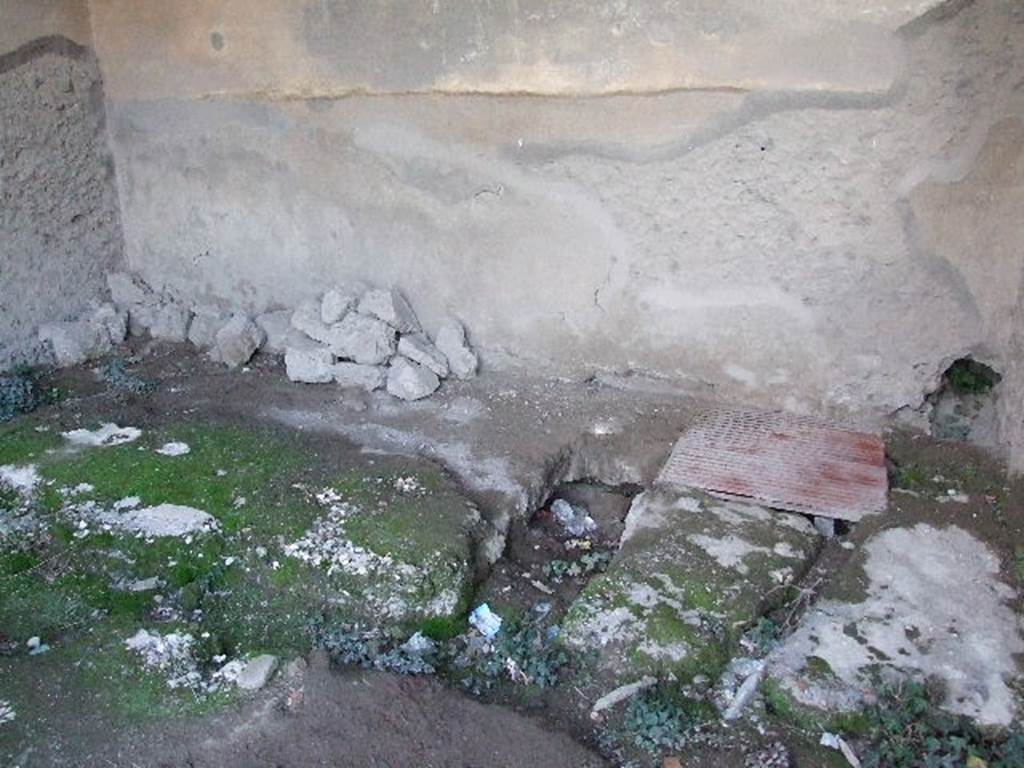 VII.1.8 Pompeii. December 2006. Room R, bowling players� room, floor and base of  north wall.